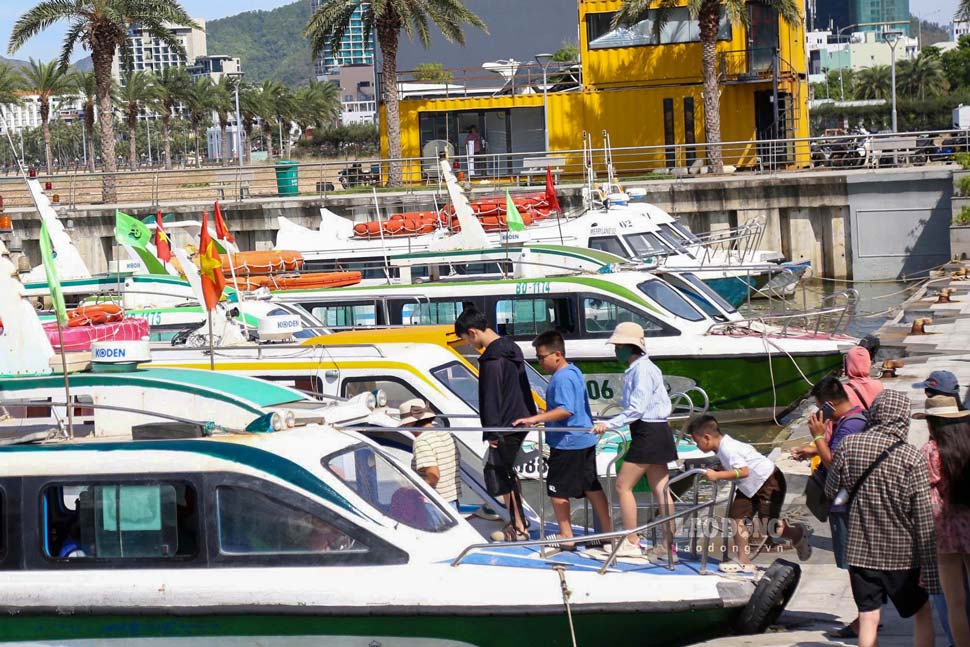 Ca nô chở khách tuyến Quy Nhơn - Cù Lao Xanh hoạt động tại bến Mũi Tấn trên đường Xuân Diệu, phường Quy Nhơn (chụp ngày 15.6). Ảnh: Hoài Phương