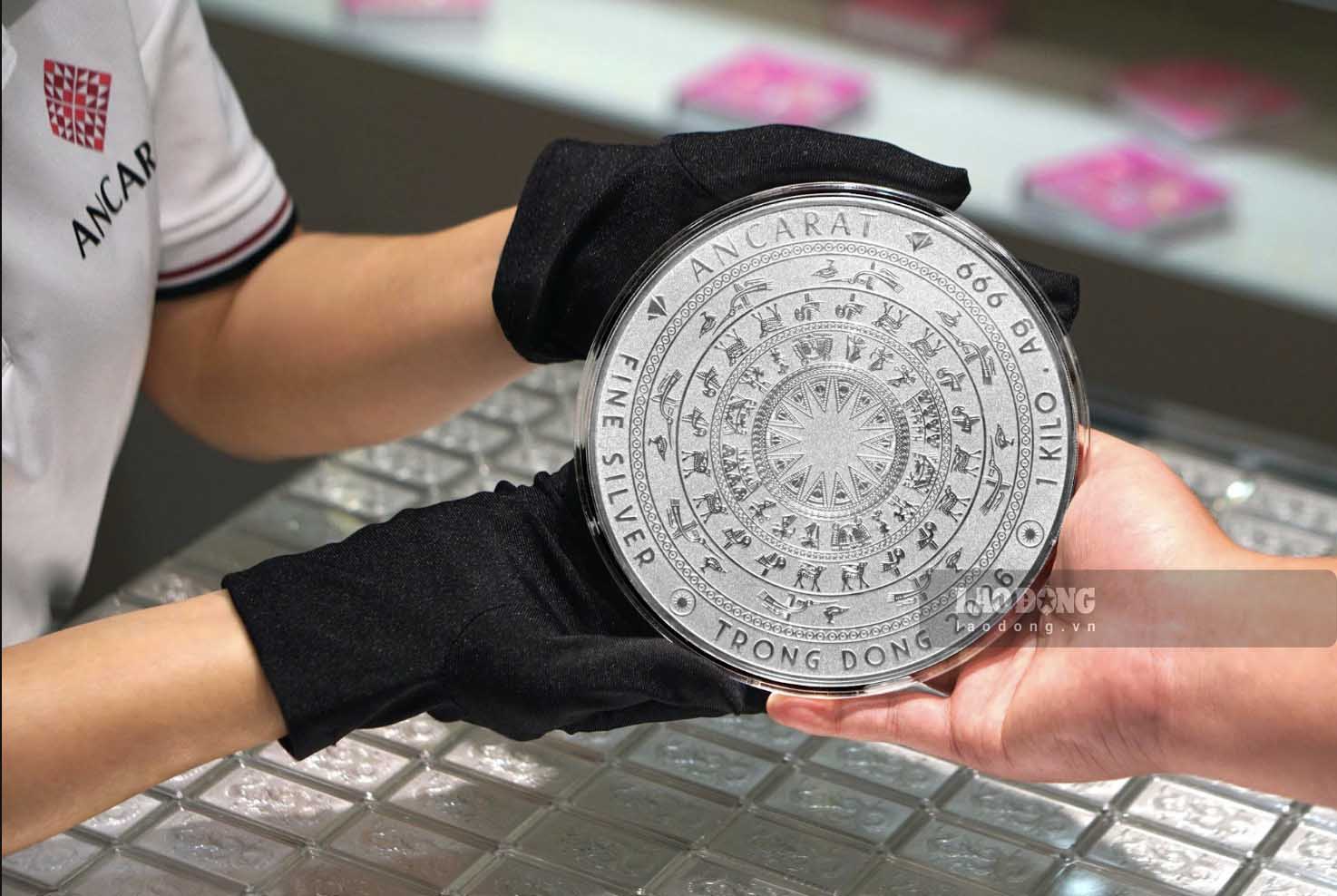 In addition to its role as a precious metal, silver is currently widely used in high-tech industries and renewable energy. Photo: Phan Anh