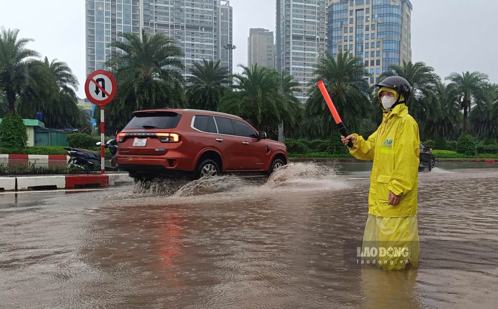 Deep flooding at the turn from Pham Hung street to Thang Long Avenue makes it difficult for vehicles to move. Photo: Hai Danh