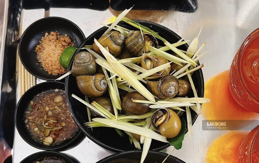 On a cool rainy day, a plate of hot, fragrant lemongrass-boiled snails dipped in lightly spicy ginger fish sauce is an irresistible rustic dish. Photo: Thuy Duong