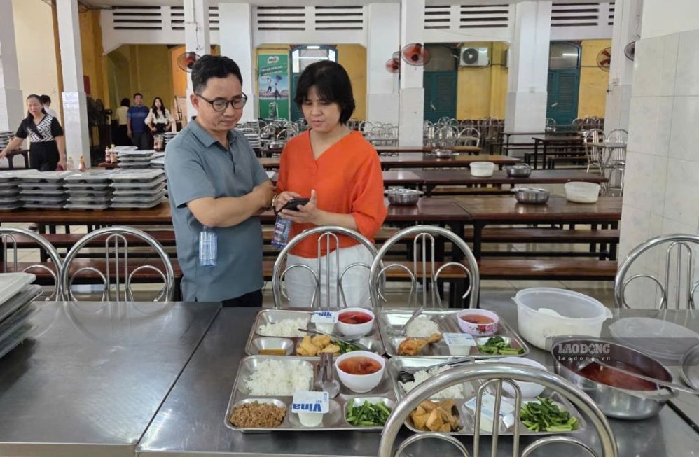 Parents come to school to check semi-boarding meals in the 2025-2026 school year. Photo: Chan Phuc