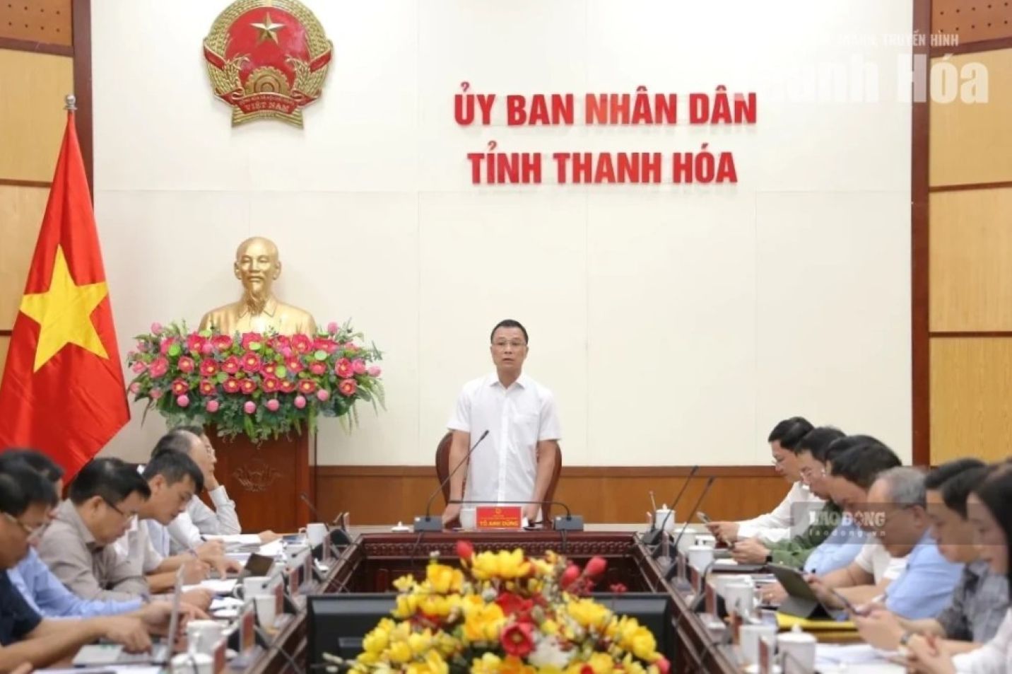 At the meeting on the morning of September 17, Mr. To Anh Dung - Chairman of Thanh Hoa Provincial People's Committee - requested to postpone unnecessary meetings to respond to floods. Photo: Tran Lam