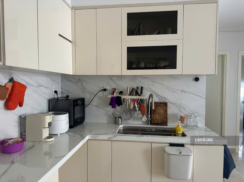 Regularly wiping the surface of the kitchen cabinet helps remove grease film and keep the interior always shiny. Photo: Thanh Thanh