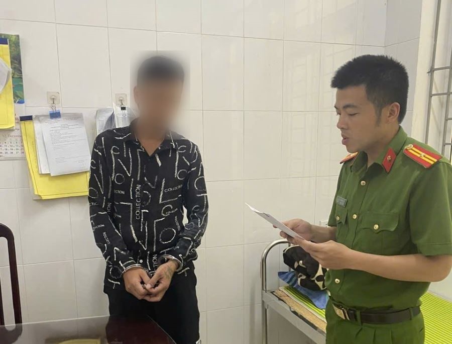 Công an test đối tượng quản lý sau cai nghiện Bùi văn N. Ảnh: Công an tỉnh Phú Thọ