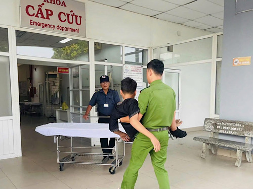 Police officers and people rescue people in accidents on their way to work. Photo: Vinh Hai Police