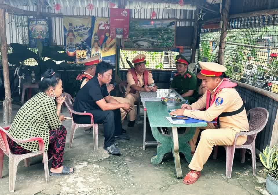 Đội CSGT đường thủy số 2 làm việc với chủ bến đò đưa khách qua sông trên địa bàn xã Thạnh Hóa. Ảnh: UBND xã Thạnh Hóa chụp ngày 16.9