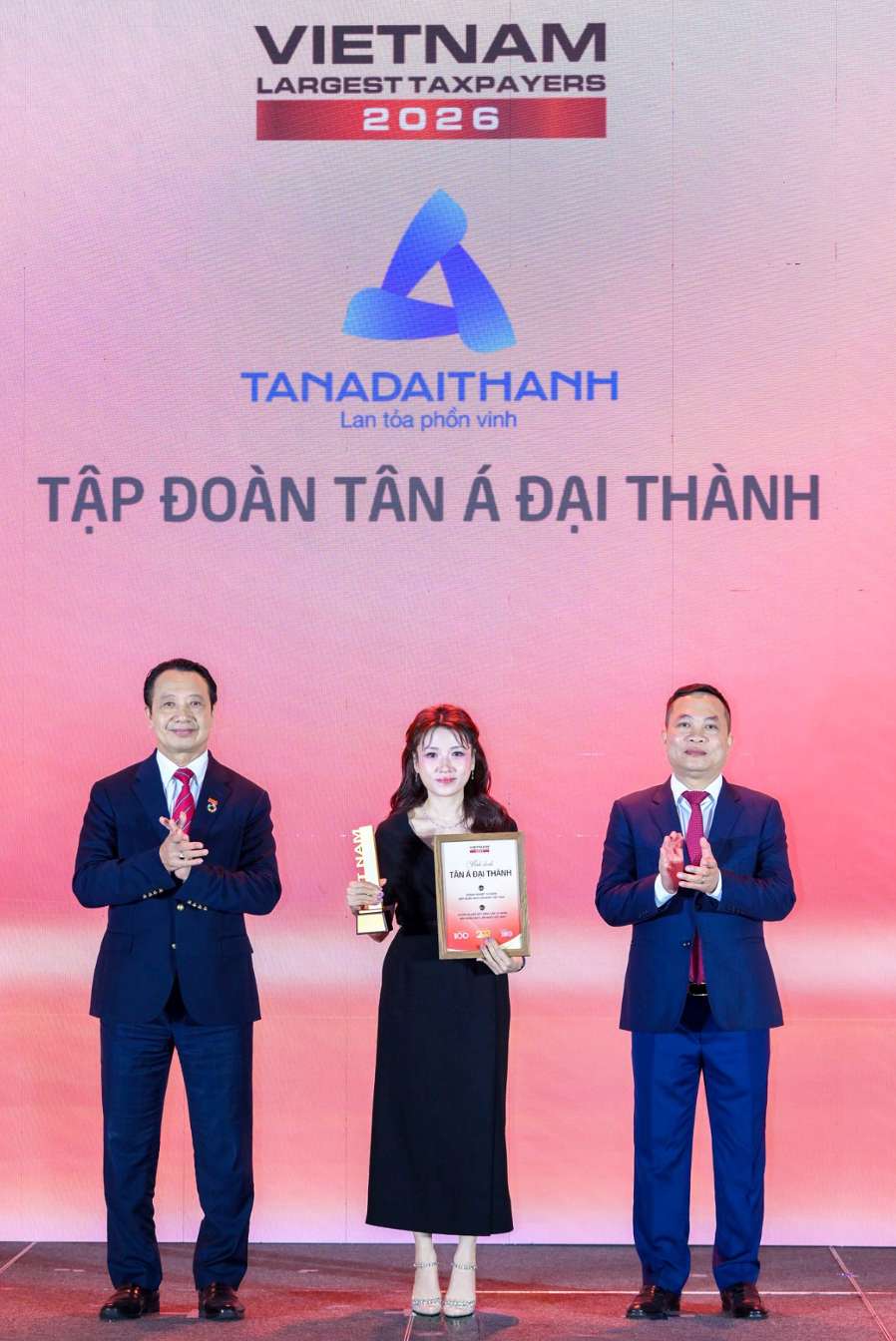 PTGĐ Tập đoàn Tân Á Đại Thành Nguyễn Phương Anh nhận vinh danh tại Lễ tôn vinh PRIVATE 100 ngày 15.9 vừa qua. Ảnh: Tân Á Đại Thành