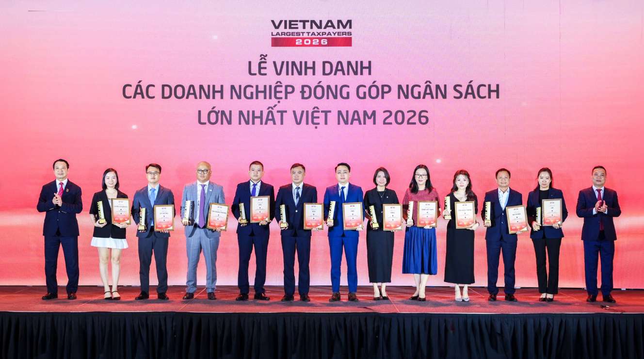 Đại diện Tân Á Đại Thành cùng các doanh nghiệp trên sân khấu Lễ tôn vinh PRIVATE 100. Ảnh: Tân Á Đại Thành