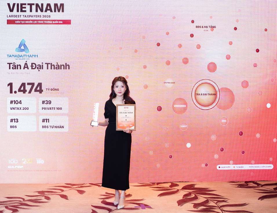 Đại diện Tân Á Đại Thành tại Lễ tôn vinh PRIVATE 100 ở Hà Nội. Ảnh: Tân Á Đại Thành