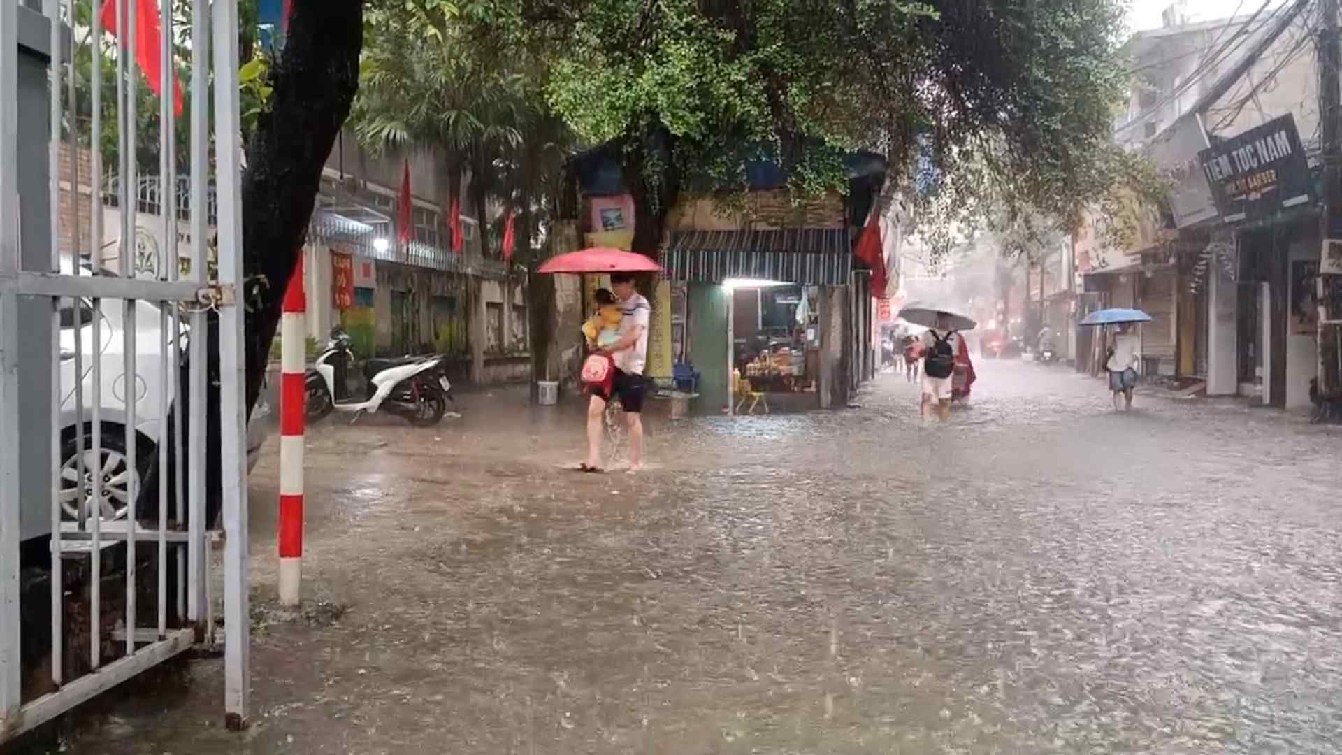 Heavy rain in Hanoi, many students have to take leave from school