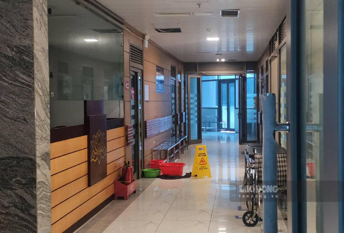 Những chiếc biển cảnh báo chú ý sàn ướt” được đặt tại tầng 2 Khoa Truyền nhiễm. Ảnh: Lương Hà