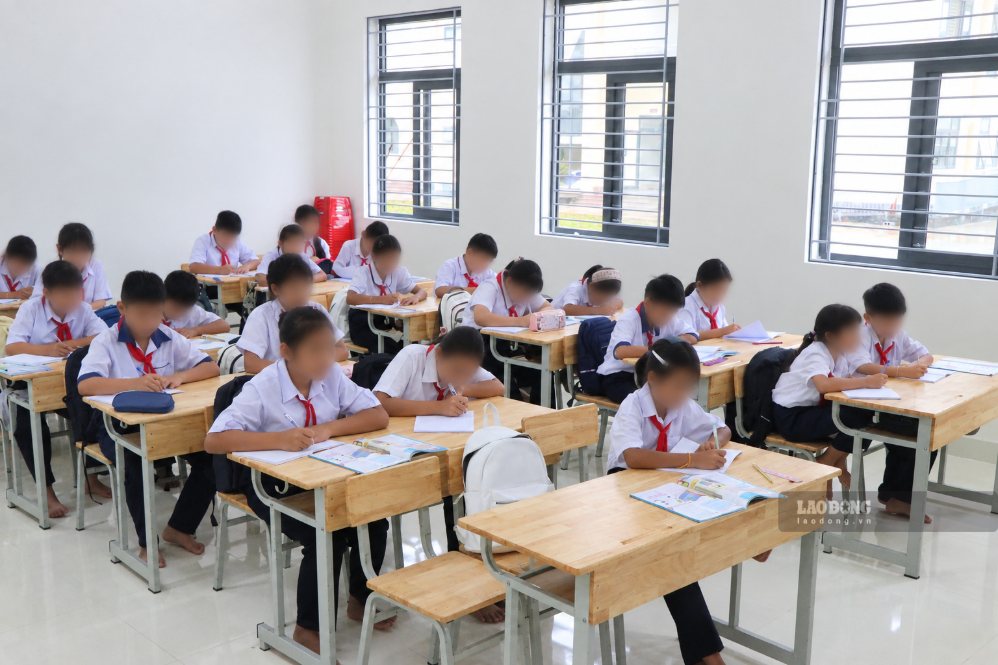 Many students in Dak Lak province are still lacking textbooks to use in the new school year. Photo: Bao Trung