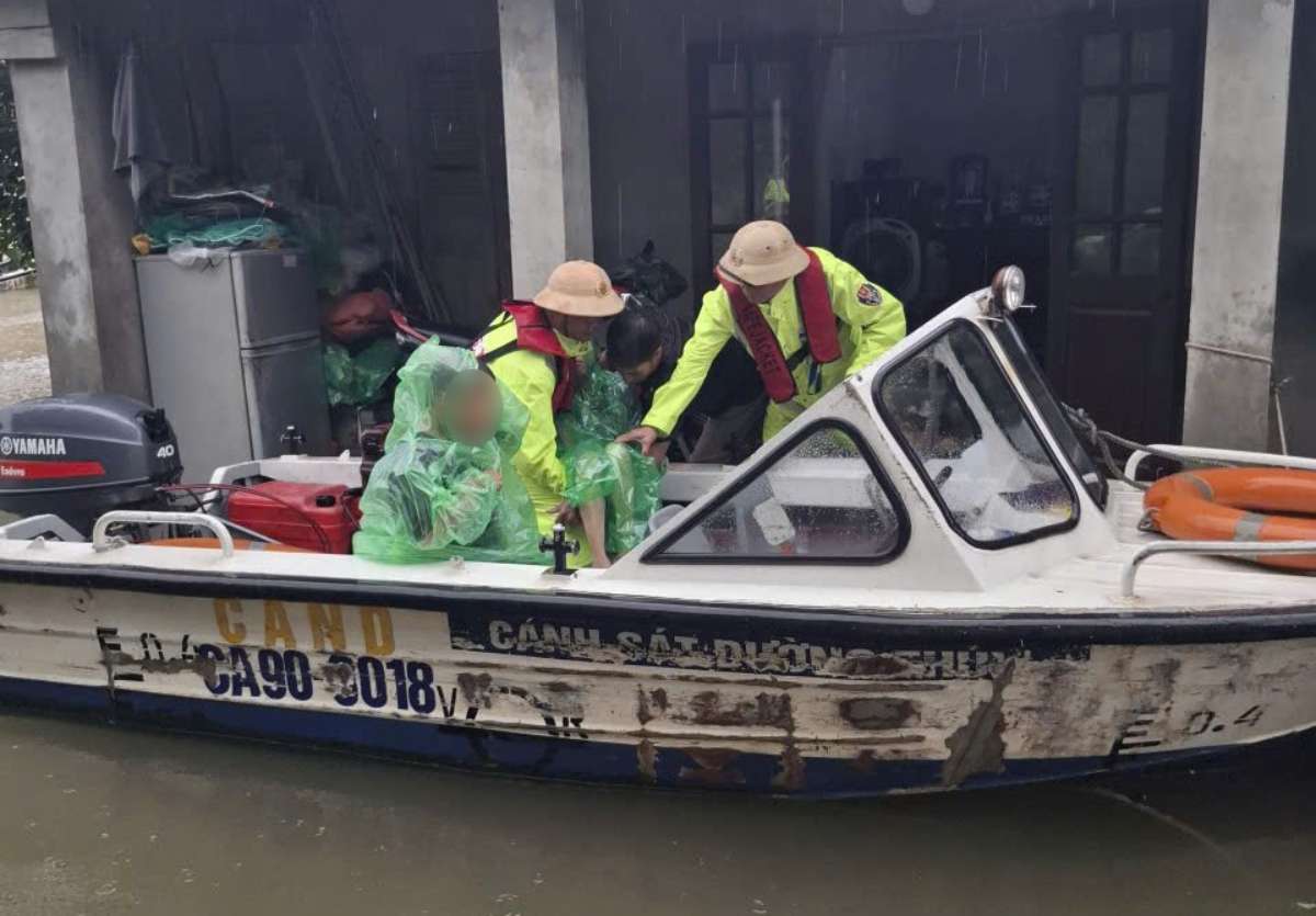 Riverine Police Team No. 2, Traffic Police Department of Ninh Binh Provincial Police supports the relocation of people in flooded areas. Photo: Ninh Binh Provincial Police