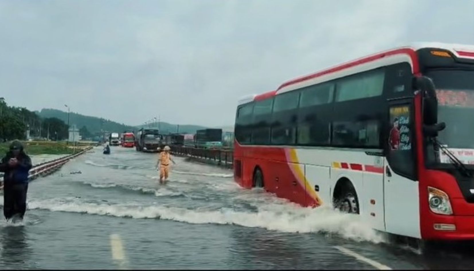 Route nationale 1A traversant la société à responsabilité limitée de chaussures Venus (commune de Hoạt Giang) profondément inondée, prise le 17 septembre Photo: Police de la circulation de Thanh Hóa