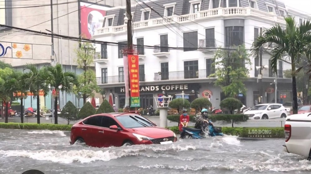 Mưa lớn gây ngập ở phường Hạc Thành, tỉnh Thanh Hóa sáng 17.9. Ảnh: Trần Lâm