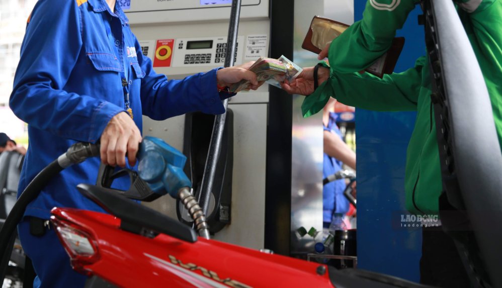 Retail gasoline and oil prices today, September 17, are applied according to the price adjustment on September 10. Photo: Hai Nguyen