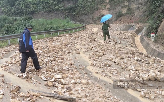 Tuyến đường Hạnh Phúc - Xím Vàng (Trạm Tấu - Bắc Yên) bị sạt lở kéo dài. Ảnh: A Súa