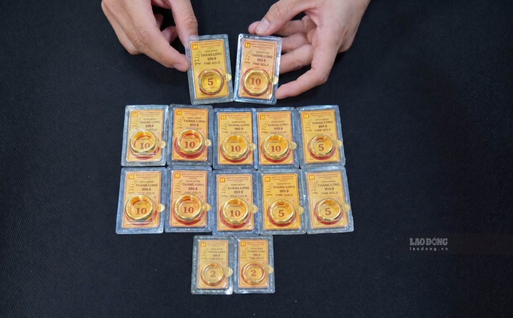 World gold prices recovered in the morning session of September 17 after the Fed raised interest rates, while falling oil prices continued to create support for precious metals. Photo: Phan Anh