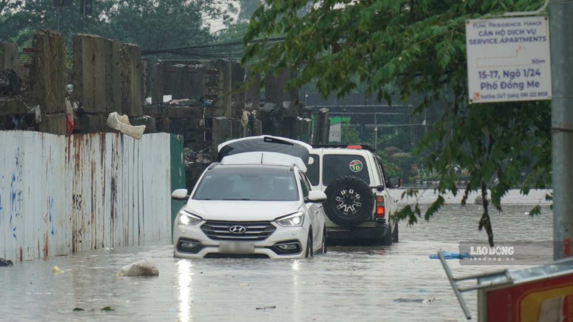 Mưa lớn khiến nhiều tuyến đường tại Hà Nội xuất hiện tình trạng ngập úng cục bộ, nhiều phương tiện ô tô chết máy không thể di chuyển.