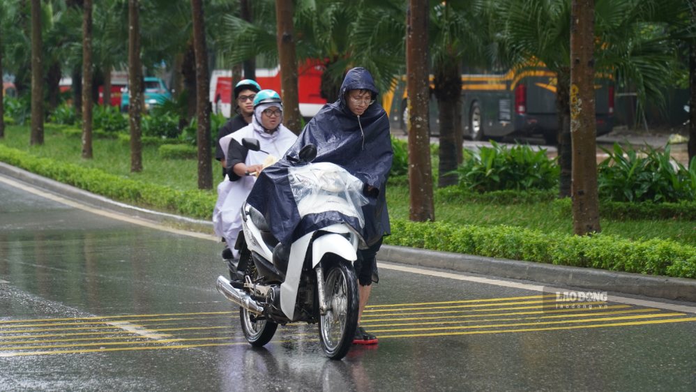 Người tham gia giao thông cần chủ động theo dõi tình hình thời tiết, hạn chế đi vào các tuyến đường đang ngập sâu, đặc biệt trong thời điểm mưa lớn tiếp tục diễn biến phức tạp để tránh trường hợp chết máy, hỏng xe.