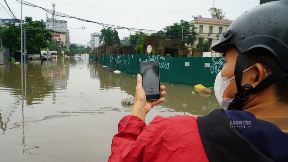 Anh Mai Văn Toàn (37 tuổi, người dân sinh sống tại khu vực), cho biết: “Mưa lớn từ sáng khiến nước dâng khá nhanh. Việc đi làm, đưa đón con và di chuyển hằng ngày đều bị ảnh hưởng”.