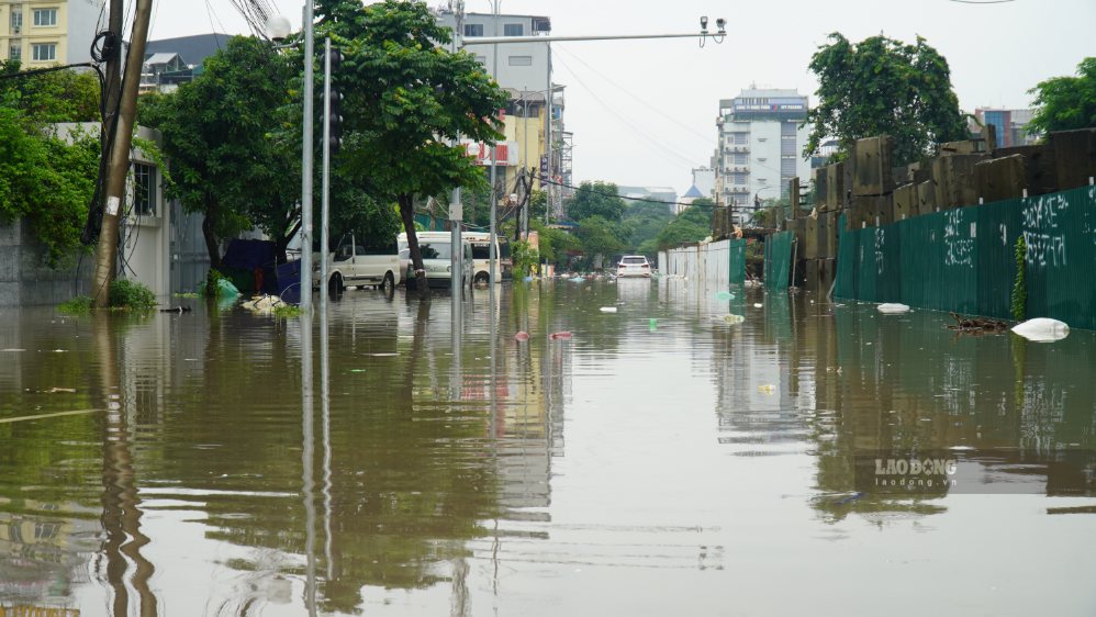 From the morning of September 17, heavy rain appeared in many areas of Hanoi. Heavy rain in a short time caused localized flooding on some roads and low-lying areas.