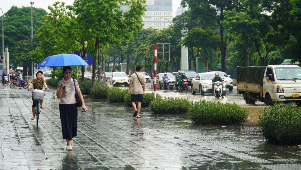 Mưa lớn cũng khiến giao thông tại một số tuyến đường đông đúc hơn khi người dân phải giảm tốc độ hoặc lựa chọn các tuyến đường khác để tránh điểm ngập.