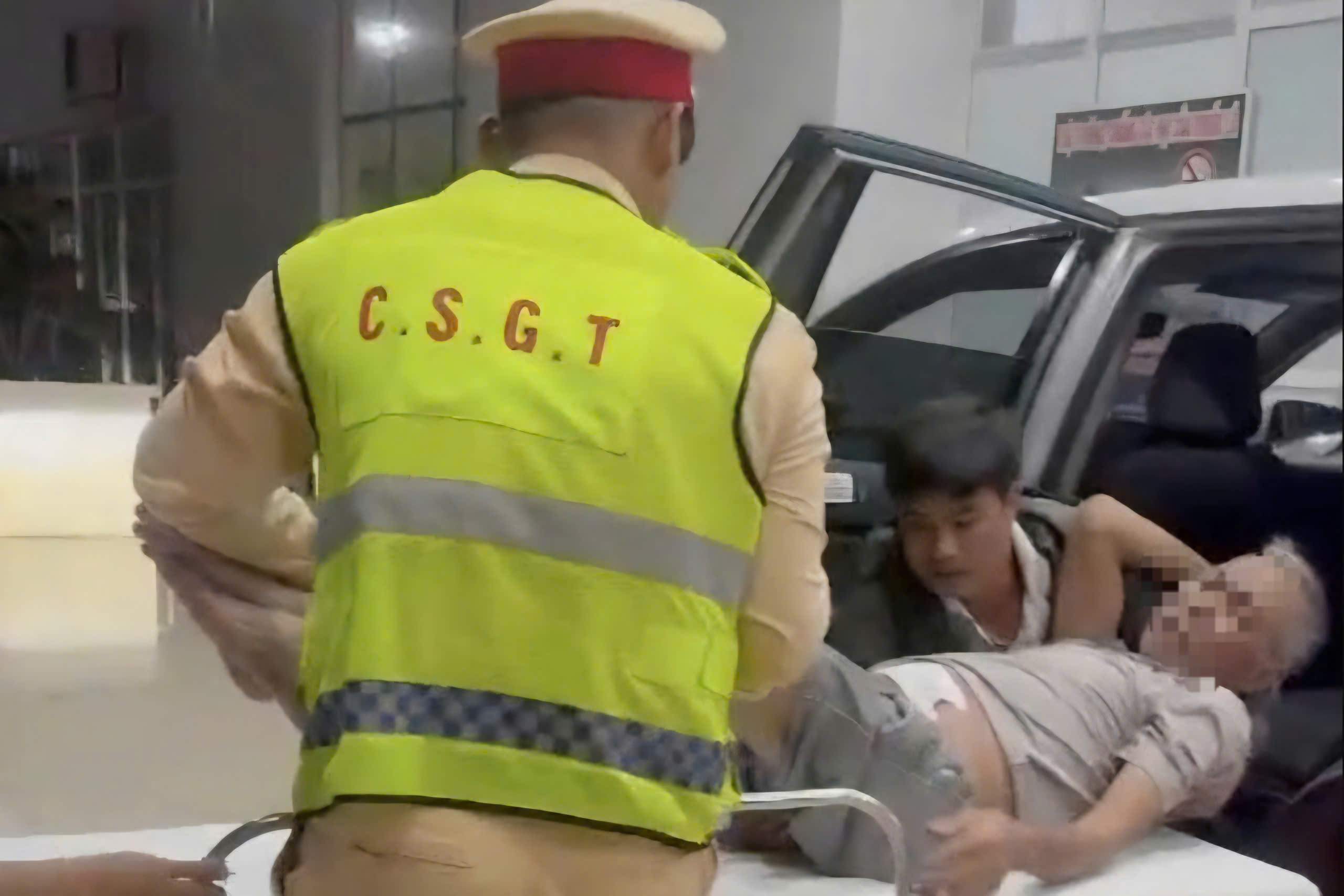 Traffic police paved the way to travel more than 30km to take the patient to the emergency room in time on the evening of September 16. Photo: Lam Dong Provincial Police Traffic Police Department