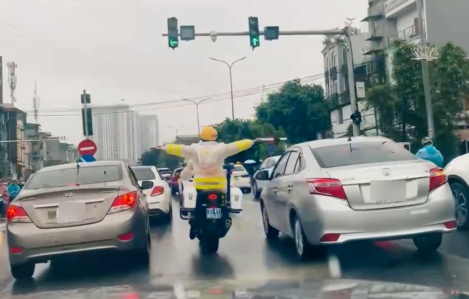 Traffic police pave the way to take patients to the emergency room. Photo: Hanoi Traffic Police Department
