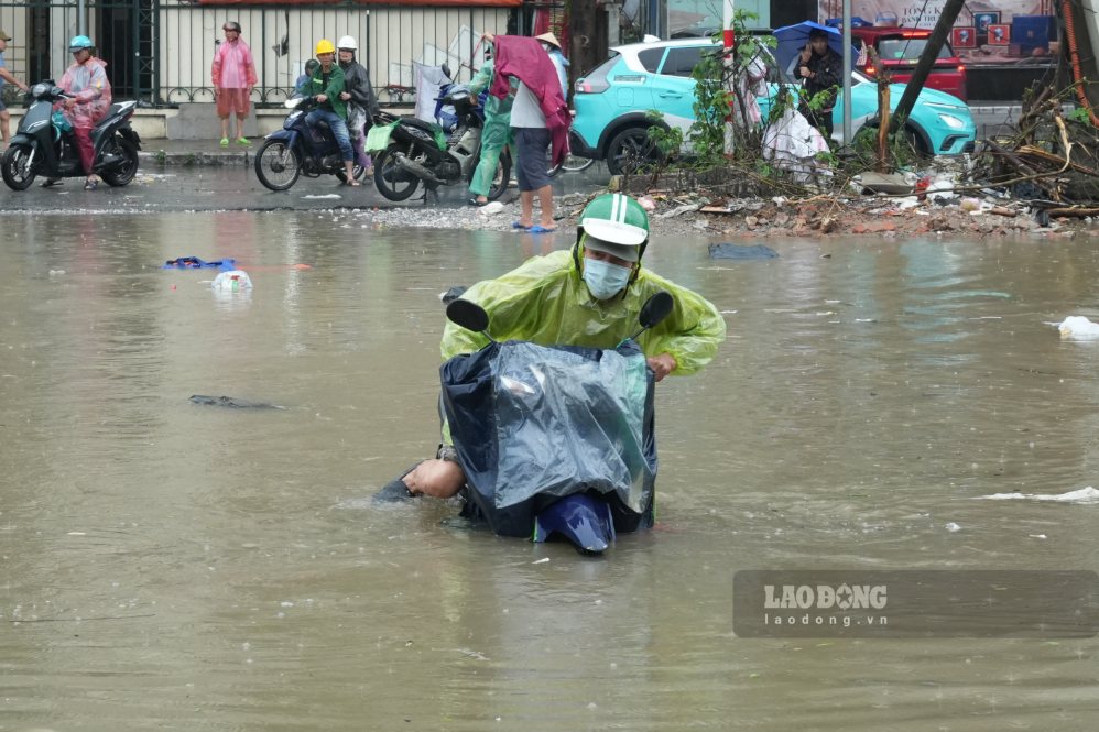 Phương tiện chết máy khi di chuyển qua điểm ngập trên đường Đồng Me, sáng 17.9. Ảnh: Sóng Hữu 