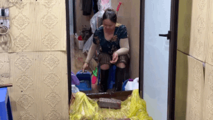 Water rises in the middle of the night, people rush to prop up their belongings to avoid flooding.