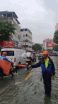 Mưa lớn ở Hà Nội, nhiều cửa hàng đóng cửa, người dân chật vật đi lại