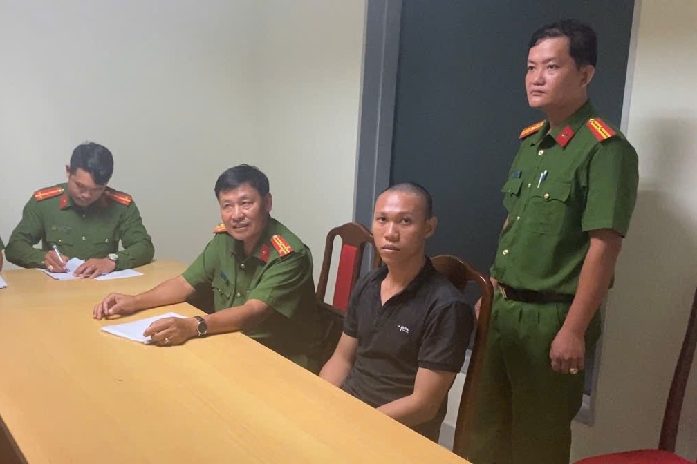 Tổ công tác thuộc Văn phòng Cơ quan CSĐT thực hiện các thủ tục bắt giữ đối tượng Nguyễn Minh Trung tại Sân bay Tân Sơn Nhất. Ảnh: Công an Cần Thơ