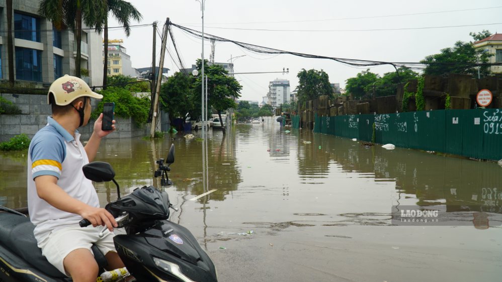 People are helpless in the face of flooding, many road sections cannot be moved. Photo: Minh Vu