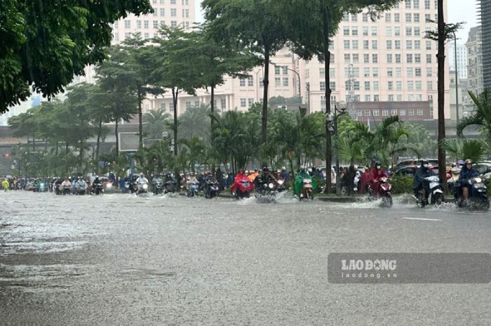 Duong Dinh Nghe Street (Hanoi) flooded due to heavy rain. Photo: Tuan Anh