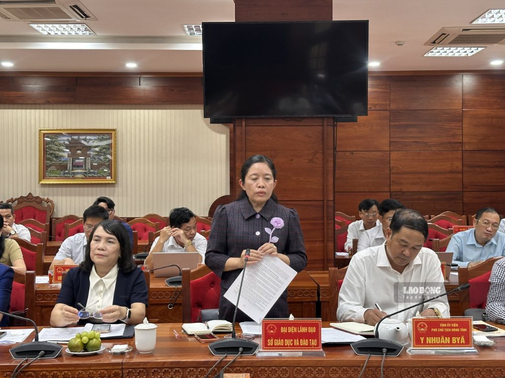 Bà Lê Thị Thanh Xuân - Giám đốc Sở Giáo dục và Đào tạo tỉnh Đắk Lắk nêu một số thực trạng khó khăn ở các trường học tại địa bàn. Ảnh: Bảo Trung