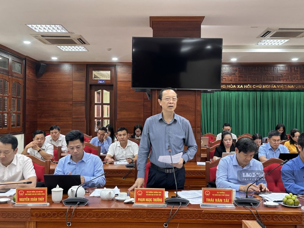 Mr. Pham Ngoc Thuong - Standing Deputy Minister of Education and Training spoke at a working session with Dak Lak Provincial People's Committee on September 17. Photo: Vu Thi