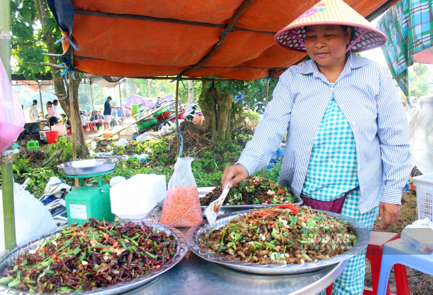 Crispy, buttery, and fragrant fried insect trays with the characteristic spices of the Khmer people in That Son region seem to captivate tourists' footsteps. Photo: Thanh Mai (Photo taken in September 2026)