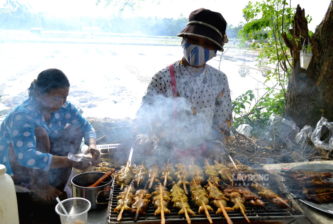 Đặc sắc món ếch nướng que tre đượm mùi lá chúc, loại cây họ nhà chanh, nhưng có hương và vị đậm đà hơn. Ảnh: Thanh Mai (Ảnh chụp tháng 9.2026)  