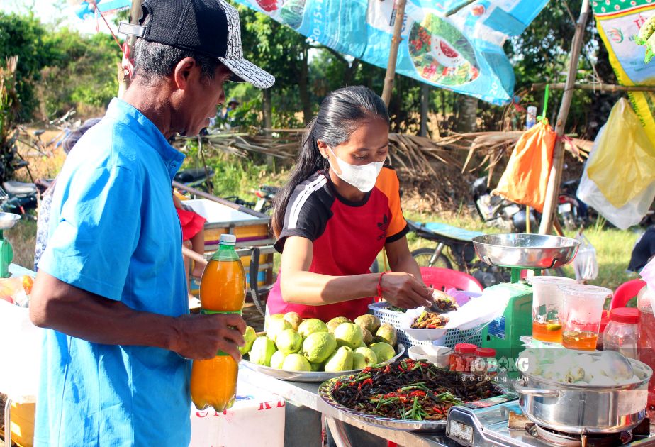 Đặc sản thức ăn nhanh của đồng bào Khmer vùng Thất Sơn là mồi bén cho những cuộc nhâm nhi... Ảnh: Thanh Mai (Ảnh chụp tháng 9.2026) 