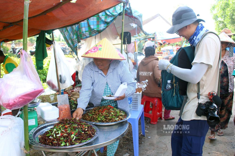 Người bán thoăn thoắt đơm từng phần ăn nóng hổi cho khách bên quầy hàng đầy đặn bánh trái, nước giải khát thốt nốt, phác họa nhịp sống ẩm thực tươi vui và thân thiện của vùng đất Bảy Núi. Ảnh: Thanh Mai (Ảnh chụp tháng 9.2026)