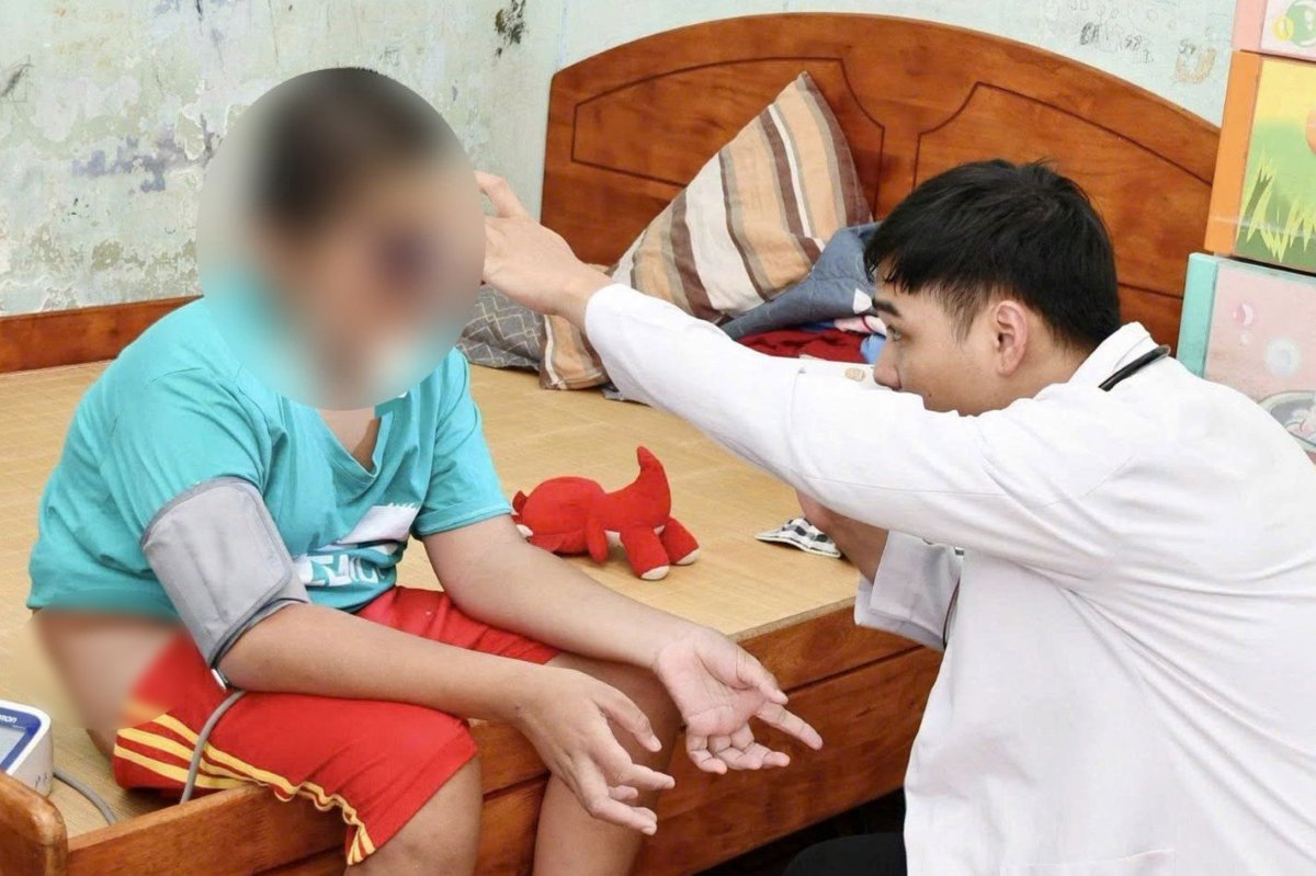 Examen médico en casa para un caso de discapacidad en el barrio de Tam Thắng el 16 de septiembre. Foto: Centro de Servicios Públicos del barrio de Tam Thắng