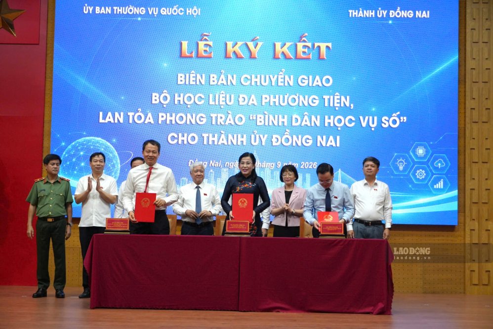 Lễ ký kết chuyển giao Bộ học liệu phục vụ phong trào “Bình dân học vụ số” cho Thành ủy Đồng Nai. Ảnh: HAC 