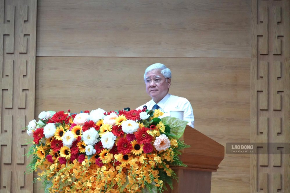Politburo Member, Standing Vice Chairman of the National Assembly Do Van Chien speaks at the conference to transfer the Multi-media Learning Materials of Digital People's Education to the Dong Nai City Party Committee on September 17. Photo: HAC