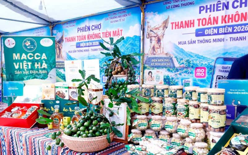 Một gian hàng tại phiên chợ. Ảnh: Dienbien.gov.vn