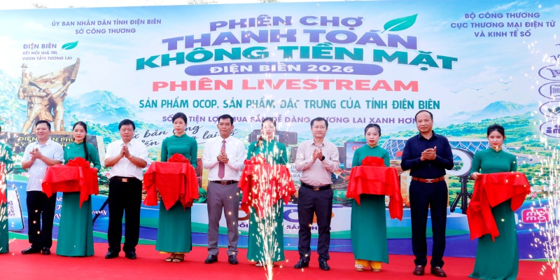 Les délégués coupent le ruban inaugural du marché sans espèces. Photo: Dienbien. gov. vn