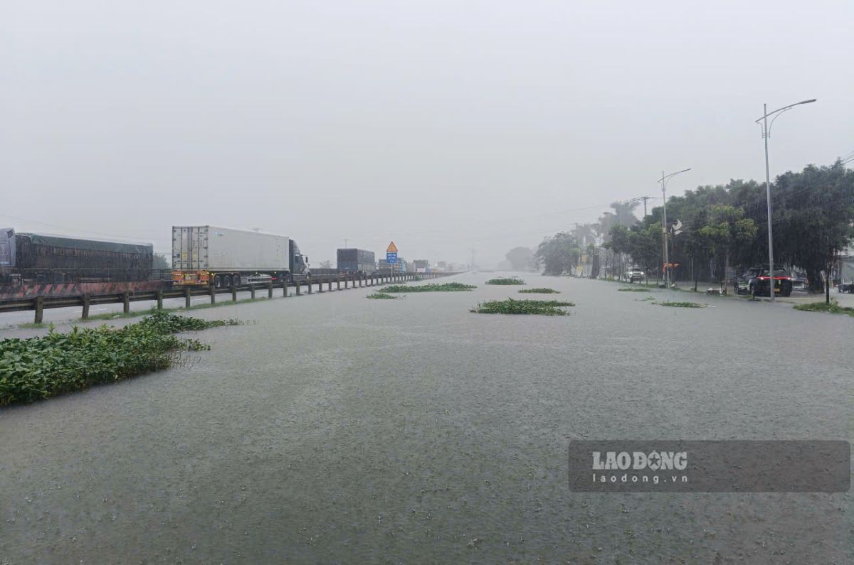 Điểm ngập sâu kéo dài khoảng 200m. Ảnh: Quách Du (chụp ngày 17.9.2026)