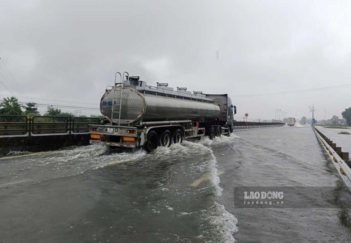 Deep flooding on National Highway 1A (section through Hoat Giang commune, Thanh Hoa province) makes it difficult for large trucks to circulate. Photo: Quach Du (taken on September 17, 2026)