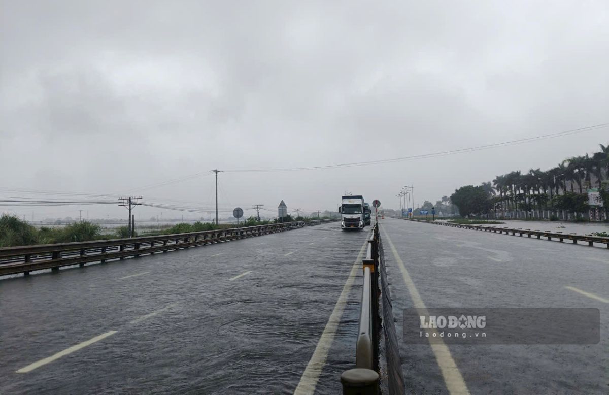 Điểm ngập sâu đối với cả 2 chiều lưu thông. Ảnh: Quách Du (chụp ngày 17.9.2026)