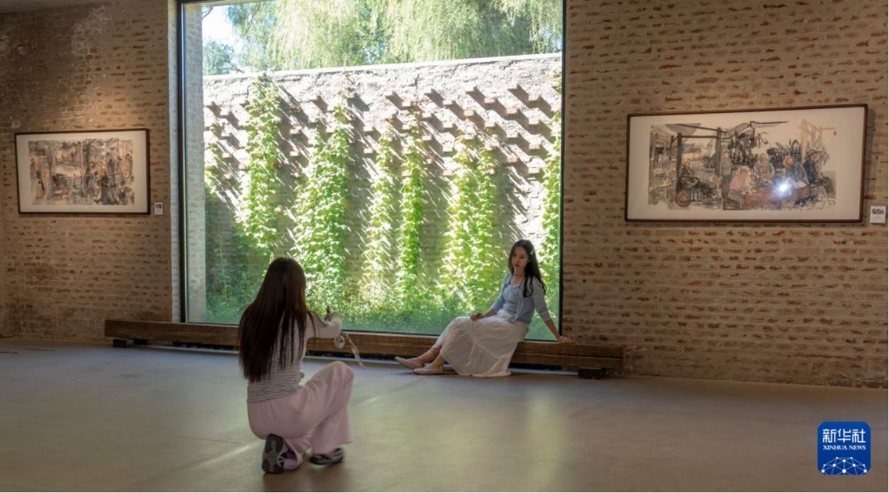 Du khách chiêm ngưỡng các tác phẩm tại Bảo tàng Nghệ thuật Điêu khắc Hohhot tại Nội Mông. Ảnh: Xinhua